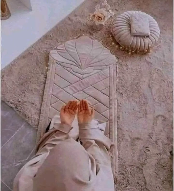 هل تؤمن برسائل الله لك 
هذه رسالتك اليوم 
"‏الأمور المتروكة لله مضمونة فسلِّم أمورك لله 
سلِّم أمورك لرب الخير وتأكد أنه في كل مرة 
سيُقدر لك الخير ويحيطك بألطافه 
سلِّم أمورك لله فهو أحنّ عليك من نفسك 
ومن أبيك وأمك ويُقدِّر كل شيء بوقته وطريقته
سلّمها لله واتركها تأتي كما يريدها 
ويُقدرها لعلها تأتي كما تمناها قلبك."🤲🏻❤🫀🌹ツ❥