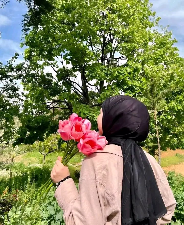 اللسان الجميل نعمه.، أن تفكر ألف مره قبل  كل كلمه تنطق بها نعمه، أن ترفض قول أي شيء  يمكن أن يسبب حزن الشخص  الذي أمامك ولو بقدر  بسيط نعمه، الذوقيات ليست بالمال ولا بأي مظهر  خارجي،  الذوقيات إحساس وتعامل جميل ، أن تأخذ بعتبارك طبيعة الناس ، وتختار تصرفاتك تلك هي نعمه، الحدود مع أي شخص غريب نعمه، الحدود في الكلام والتصرفات،  اللهم أجعلنا  خفا فاً.. وأجعل ألسنتا  رطبه بذكرك و طيب الكلام .  فطيب الكلام والفعل كنز في هذه الحياة . 🩷💚🦋