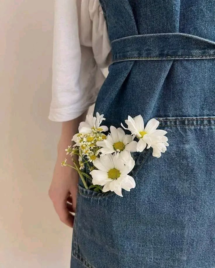 ما زال في الدنيا فرصٌ لأضمّدَ جرحَ الغزال، وأبلغَ ضوءَ النفقِ المعتم، وأحققَ الأحلامَ التي نسجتها، وأغزلَ شالاتِ الأمنيات.

ما زلتُ أملكُ من نفسي قدرةً على البذلِ بما أستطيع،
وما زلتُ أملكُ من التربةِ وعدًا أن تُثمرَ ما أزرعُه،
وما زلتُ أملكُ من العالمِ حكاياتِ البسمةِ ورياحًا تحملُ الخير.

فلنعيش بسلامٍ، ونبتسم بصدقٍ، ونرحم الناسَ بكل حبٍّ، ونعطي ما استطعنا؛ 
لأن العطاءَ يزيدُ الخيرَ فينا.

لأنَّه سبحانه وحده يملكُ سرَّ إحياءِ القريةِ بعدَ موتها.. ✨💙