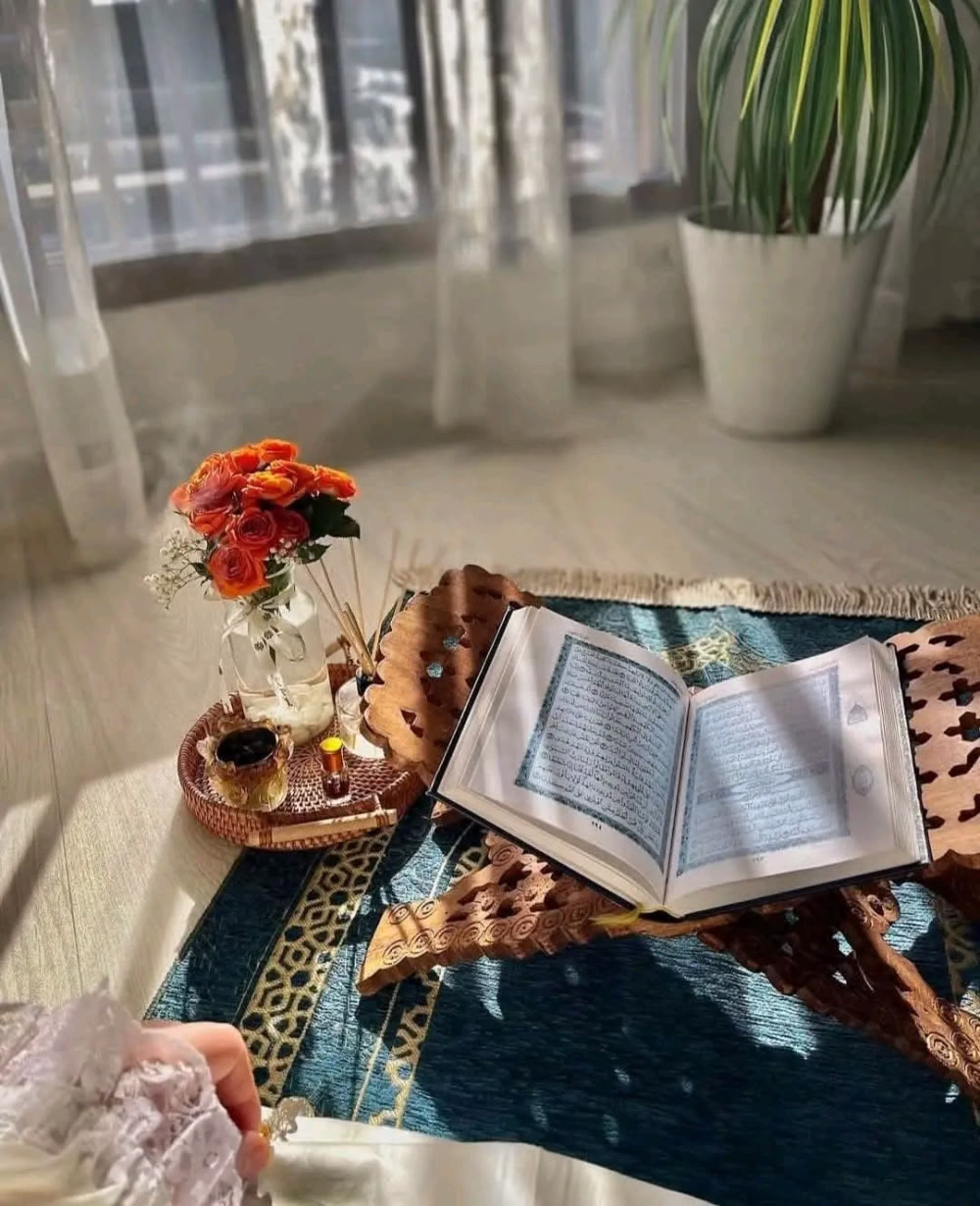 "أَصبَحْنَا وَأصْبَحَ الْمُلْكُ لله، اللَّهُمَّ لُطْفُ الْأَيَّامِ وَلُطفُ الْأَقْدَارِ
اللَّهُمَّ انَا نَسْأَلُكَ الرِّزْقَ الْوَفِيرَ وَالْعَافِيَةَ لَنَا وَلِأَحِبَّتِنَا."
