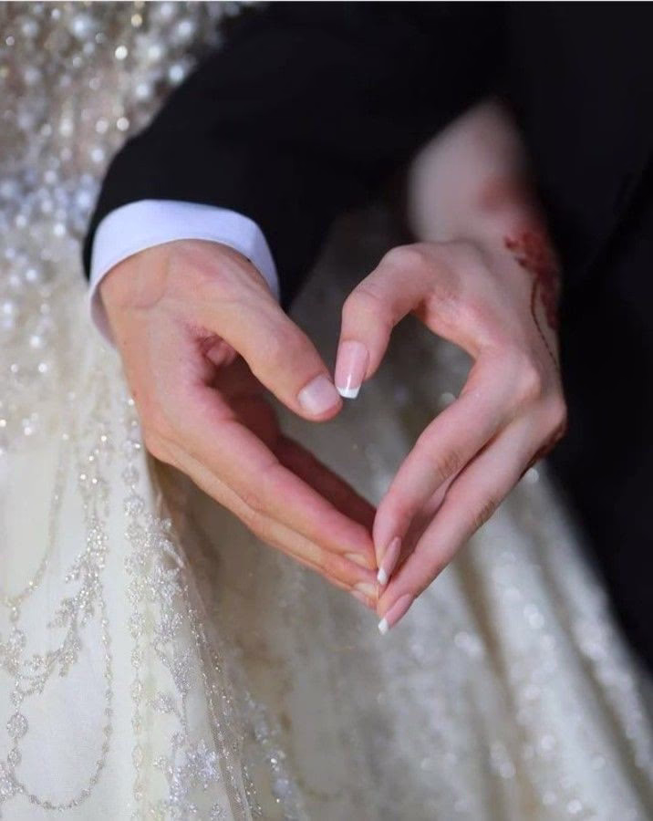 اقترب موعد زفافي💍
ســأأزف وأمشي بخطــواتٍ هادئــة وســط فرحة أحببتها 💞✨
ويصبح لي عالمي الصغير الذي لطالما كنت أحلم به💞✨
واختلطت الابتسامة بالدموع لأبدأ حياة جديدة فيارب سدد خطاي ويسر أمري وتمم لي فرحتي مع من أحبهُ قلبي واجعلني زوجة صالحة وقدوة حسنة يارب❤️.
ربي اكتب لي ايام جميلة أسعدني بتفاصيلها وأغمرني بخيرك الذي لا ينفي ❤️.
اللهم أسعد قلبي معه واسعد قلبه معي واجعله سندي وحلالي حتى نشيب سوياً يا الله 🤲❤️❤️.
أقتربت ليلة عمري وفرحتي وأصبحت العروسه المنتظرة💍وسأرتدي فستاني الابيض 👰 وأيام قليله وسأكون فيها مع رجل يشاركني اصغر تفاصيل حياتي 💞✨رجلا سيكون معي في الشباب والشيب 💞
اللهم أكتب لي الخير أينما كنت وأجمعنا علي الخير وسخر لنا أيام جميلة مليئة بالسعاده 💍👰❤
سأبدأ حياة جديده 💍💙
يارب سدد خطاي ويسر أمري وتمم لي على خير
فليحضني أماانك يا الله ليطمئن قلبي
وتذوب مخاوفي🥺
فإني اسألك السكينة والأمان
وأنت رب كليهما.... 💙25/11/2019🫶🏻🩷