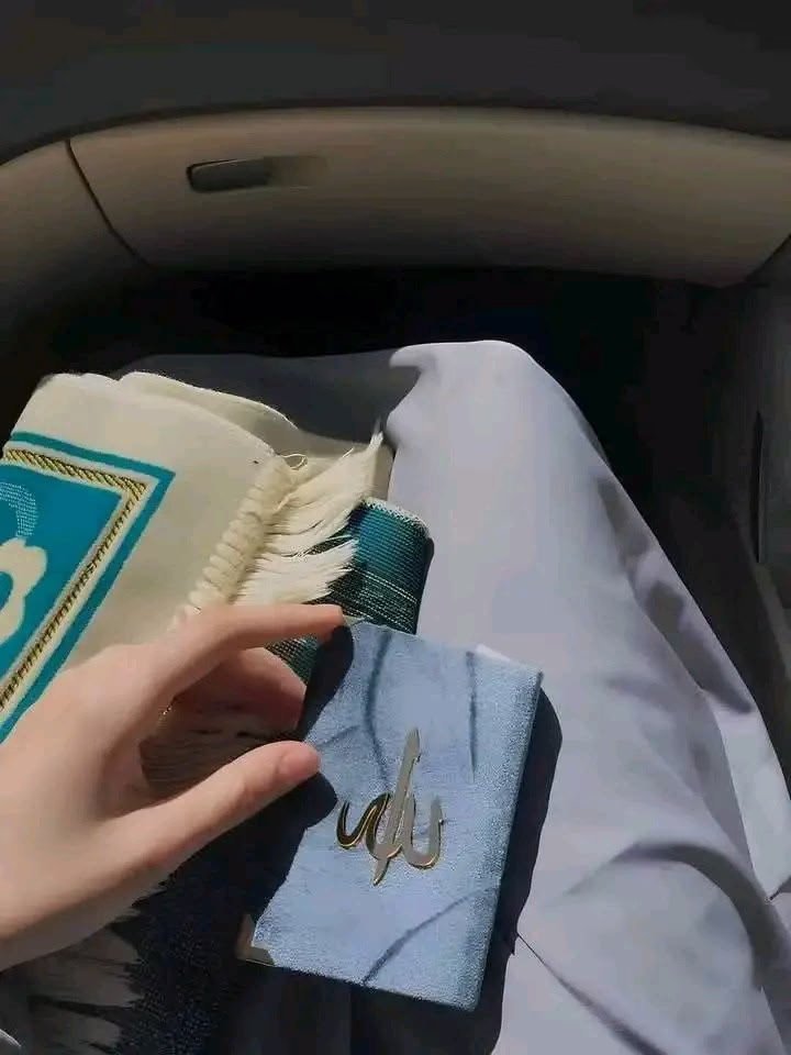 "مِن مغرب الخميس إلى مغرب الجمعة كل ثانية فيها خزائن من الحسنات والرحمات وتفريج الكربات

قال رسول الله صلى الله عليه وسلم:

مَن صلَّى عليَّ صلاةً واحدةً صلَّى الله عليهِ عشرَ صلواتٍ، وحُطَّت عنهُ عَشرُ خطيئاتٍ، ورُفِعَت لَهُ عشرُ درجاتٍ

فليُكثر المرء من الصَّلاة على النَّبي" : )) 🌿