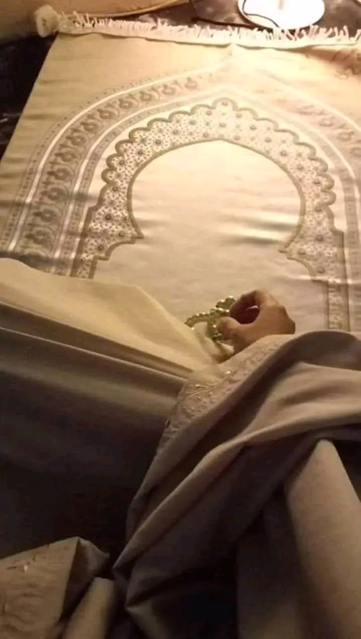 🤲🤍اللهم يارب المعجزات وقاضي الحاجات يا مجيب الدعاء اللهم ارزقني فرحة شافية مدهشة كافية يعجز قلبي عن تصورها ويتلعثم لساني عند شكره غير حالي لأفضل حال وأرزقني رزقا واسعاً مباركا يارب وسع لي في رزقني واستجب دعائي وقل لما أتمنى كن ليكون اللهم وانت المدبر العزيز القدير 🤲