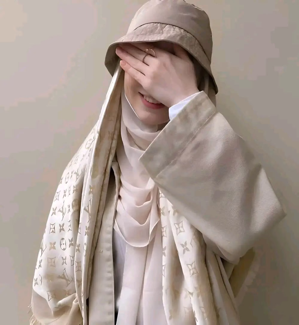 "حَدَّثْ خَيَالَكَ عَمَّنْ أَنْتَ تَهْوَاهُ عَسَى بِطَيْفٍ مِنْ الْأَحْلَامِ تَلْقَاهُ."
☘︎◡̈⃝🌻ツ❥