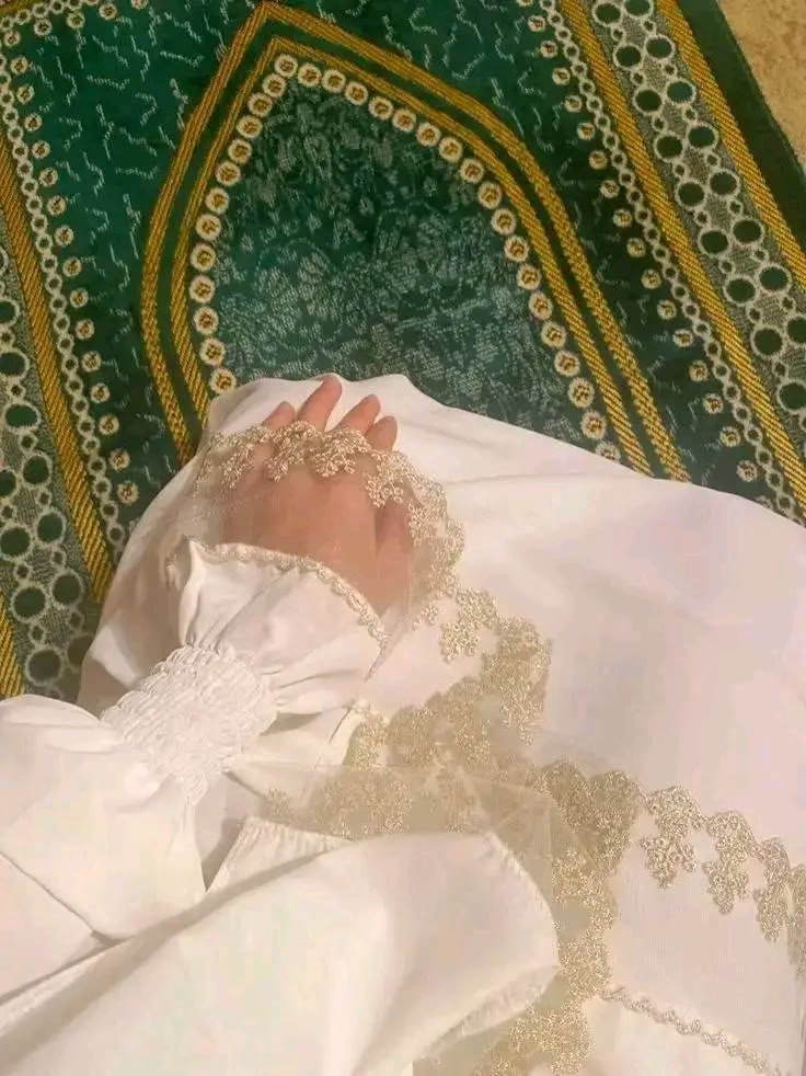 ولأن القدر موكَّل بالنطق ..

وإنّ الصبر واليقين في تدابير ربنا مالهُمش غير نهاية واحدة وهي "الرِضا والجَبر" ..

فَـ بإذن الله السنة الجاية في نفس التوقيت ده هتكون حياتي مختلفة جدًا للأفضل والأسعد، وهكون عايشة واقع أحلامي ودعواتي كلها استجابت، وحياتي هتكون مليانة ليالي جميلة تجبُر خاطري وتراضيني .. 

بإذن الله لسه الدنيا شايلالي من حِلوها كتير، وخزاين ربنا ليا هتفضل مليانة بالخير كله. 🫶🏻❤🫀🌹