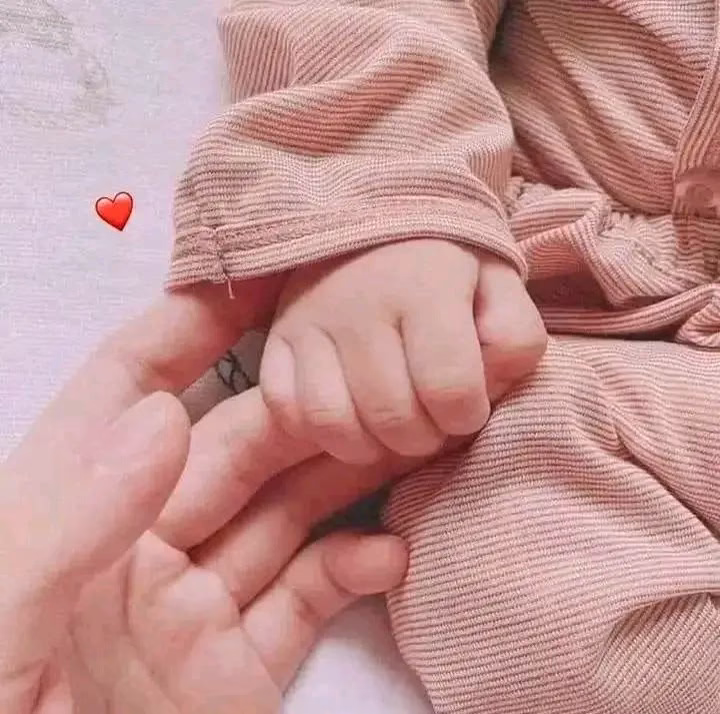 ابني الحبيب حملتك في أحشائي تسعة أشهر ورغم تعب الحمل وآلام الولادة ألا أنك كنت قطعة مني وأكثر الأشخاص قربًا لقلبيليس في العالم وسادة أنعم من حضن الأم.🫶🏻🩷🌸🌷🫀ツ❥