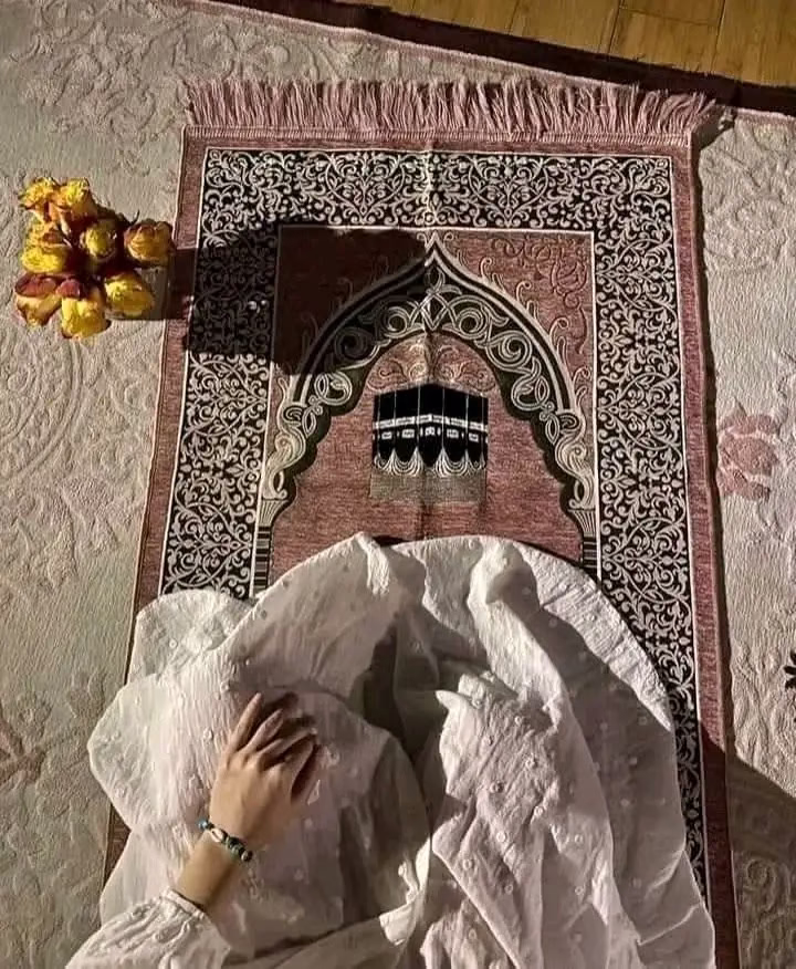 ‏وفي اخر جمعه من العام :
اللَّهُم أرزقنا فرحةً لا تَسَعُها الدنيا ومَن عليها
وعوِّضنا بما هو خيرٌ لنا .♥️
