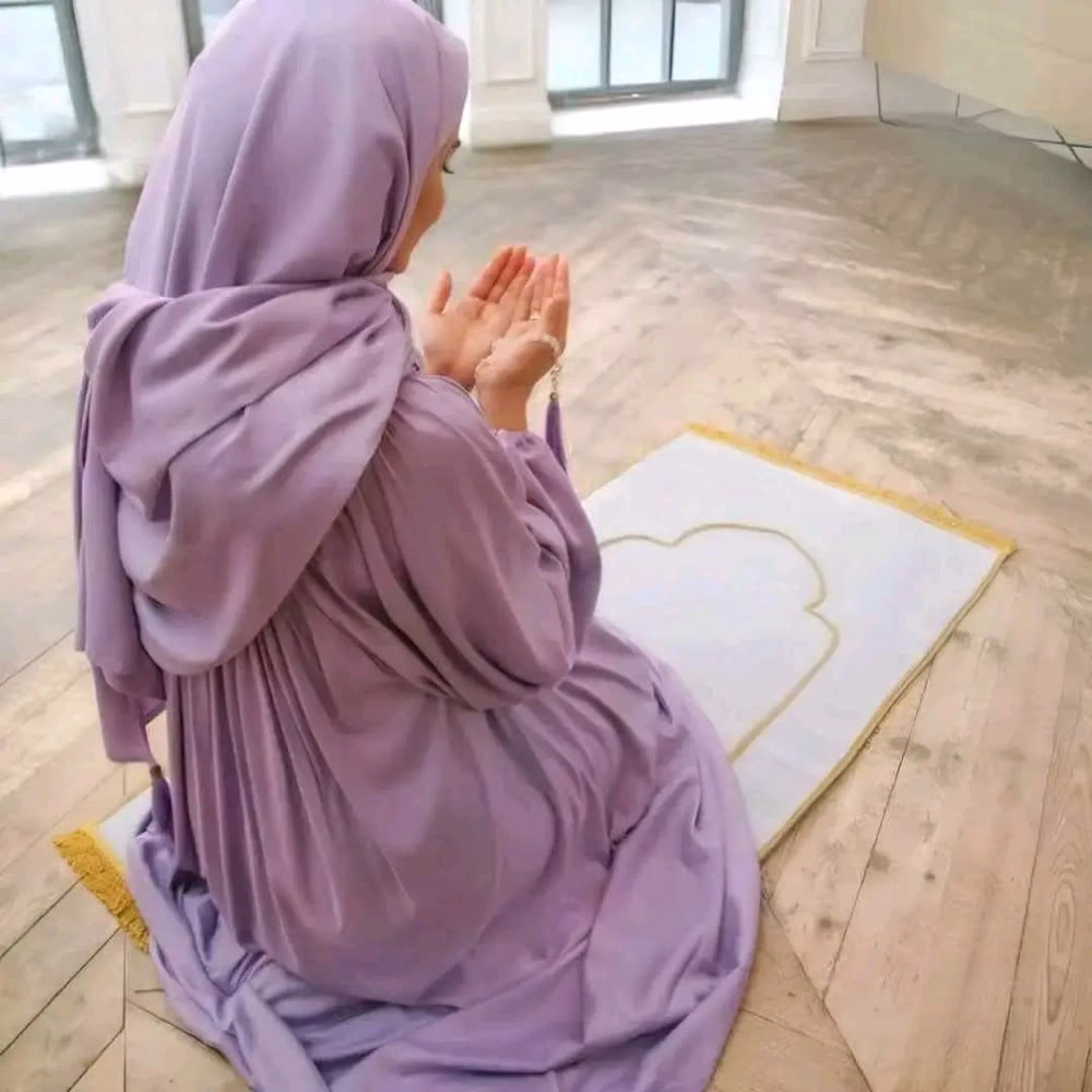 ‏‎قال رسول الله ﷺ :{ اكثرو من الصلاة ليله الجمعه وفي يوم الجمعه فإن صلاتكم معروضه علي }
" من أعظم مطالب الدنيا أن تُكفى همك ومن أعظم مطالب الآخرة أن يُغفر ذنبك وهما مضمونان في كثرة الصلاة على النبي ﷺ "

اكثروا من الصلاه عالنبي ❤