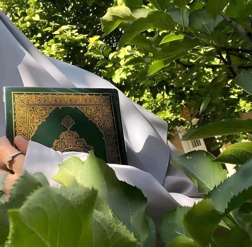 "اللَّهُمَّ مُعْجِزَةً تُذِيبُ رِيبَةَ الشُّعُورِ؛ وَتَأْتِي عَلَيْهِ بِطَمَأْنِينَةٍ وَسَكِينَة.🤍ツ❥