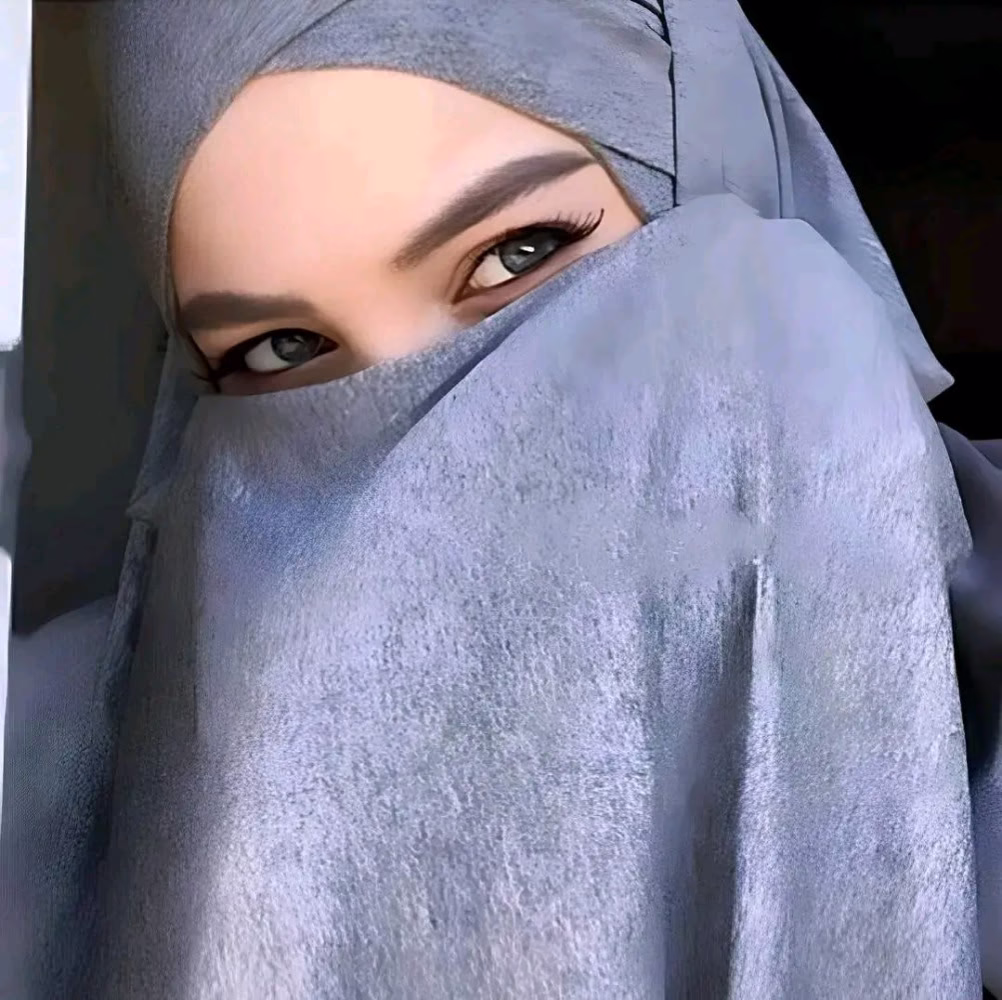 "كَانَتْ تَبْكِي عَلَى سُوءِ حَظِّهَا، فَ جَائَهَا كَرَمُ اللَّهِ فَبَكَتْ أَكْثَرَ عَلَى سُوءِ ظَنِّهَا، فَـ أَبْشِرِي."🤍✨
‏﴿وَمَا ذَٰلِكَ عَلَى اللَّهِ بِعَزِيزٍ﴾
ツ❥👑