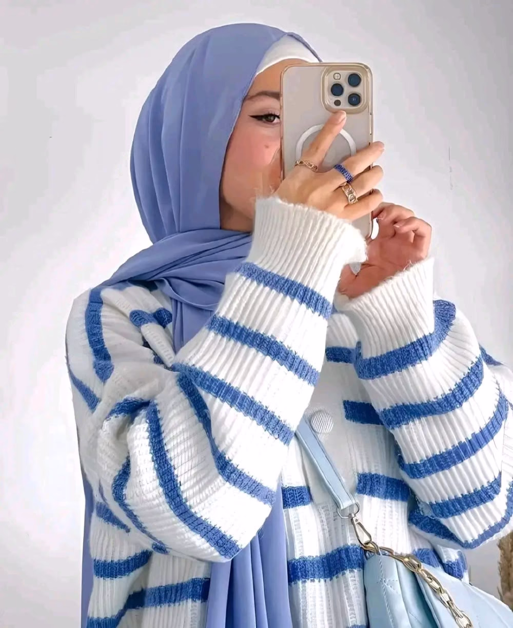 "تَعَلَّمْتُ أَلَّا أَثِقَ فِيمَنْ يُحَدِّثُنِي عَنِ النَّاسِ، لِأَنَّهُ سَيُحَدِّثُ النَّاسَ يَوْمًاً عَنِّي."🩵🌸
ツ❥يارا