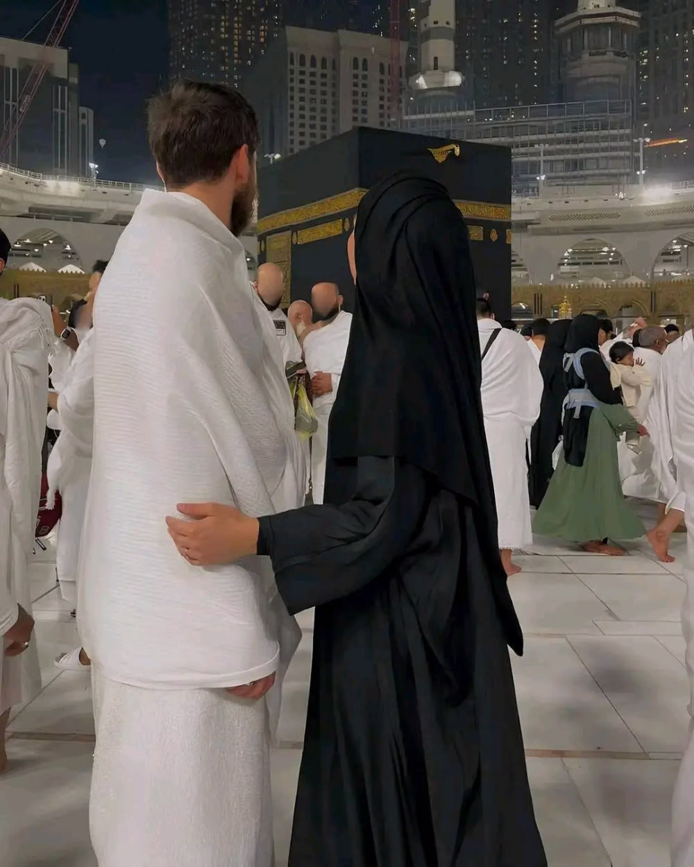 "إِذَا لَمْ تَتَزَوَّجَى مَنْ يُعِينُكِ عَلَى دِينِكِ وَدُنْيَاكِ، فَبَقَاؤُكِ عَزْبَاءُ يَا رَفِيقَة خَيْرٌ لَكِ."🤍
ツ❥👑