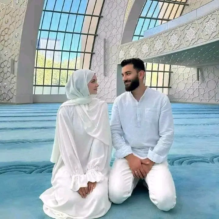 - الْحُبُّ فِعْلٌ؛ وَالِاهْتِمَامُ حُبَّانِ؛ الْمُشَارَكَةُ مِئَةُ حُبٍّ؛ وَ الثِّقَةُ آلَافُ الْحُبِّ؛ وَ أَلَّا تَهُونَ عَليْكَ هِيَ الْحُبُّ الأَكْبَر وَالْمُسْتَمِرُّ.♥️