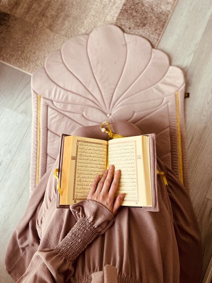 { بل الإنسان على نفسه بصيرة ولو ألقى معاذيره } ..
آية أهمس بها في أذن كل ظالم .. واربت بها على يد المظلوم .. 
النفس الأمارة الظالمة تصارع الحق وهي تعلم ..
 أملاً في خداع ذاتها أولاً قبل خداع الآخرين ..
هناك من طمست حتى بصيرته .. وصار مختوماً بالعمى على قلبه ..
الله غالب على أمره .. يوقظ من يشاء برحمته .. ويغشي على من يشاء بصيرته ..!!✋ツ❥꧁♕꧂ ◡̈⃝🌻