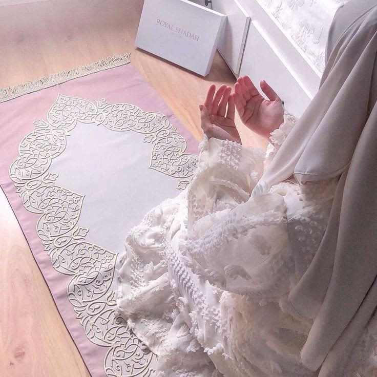 "اللَّهُمَّ صَبَاحٌ مُبَشِّرٌ وَخَيْرَاتٌ لَا تَزُولُ وَأُمْنِيَاتٌ تُقَرِّبُنَا مِنْكَ يَاحِي يَا قَيُّومُ."🌸🩷
-صَبَاحُ الْخَيْرِ.🤍