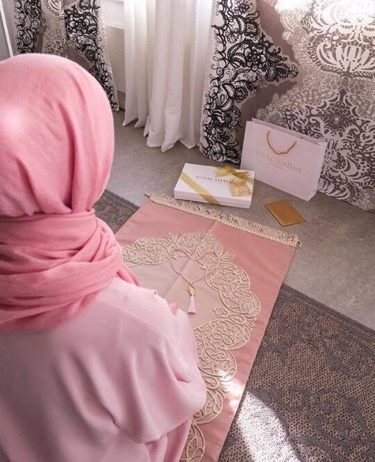 اللهُم إن أُمي خليلة فُؤادي ، وعيني التي أرى بِها الحيآة ، والصدر الذي أسندُ رأسي عليه ، أحفظها ولا تكتب لي حياة خالية منها🤍🥰.!