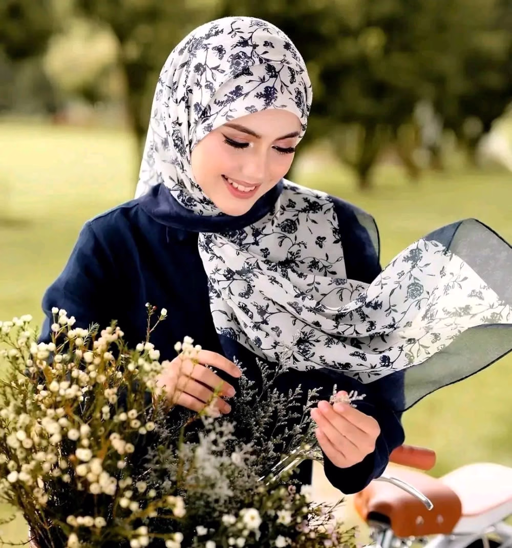 "تَظَاهَرْ أَنَّكَ بِخَيْرٍ دَائِمًا مَهْمَا عَصَفَتْ بِكَ الْحَيَاةُ، فَالْكَتْمَانُ أَجْمَلُ بِكَثِيرٍ مِنْ شَفَقَةِ الْآخَرِينَ عَلَيْكَ."🩶🌸
ياراツ❥