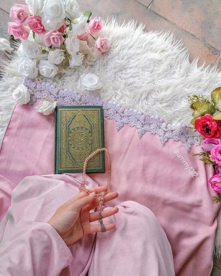 الفتاةُ إذا صَلحتْ،
ظهرَ صلاحُها في طيبِ نفسِها، وذكاءِ عقلِها، ورقَّةِ لفظِها..

ولا أعرفُ صفاتٍ تكون كمالياتٍ لوصفِ الأُنثى بعد هذه الصفاتِ؛

فـ طيَّبةُ النفسِ،
لن تشقى في وجودِها ولن تتأرَّقَ لجوارِها.
ذكيَّةُ العقلِ،
لا يخفى عليها حُزنَك، ولا تنشغلُ عن أمرِك.
ورقيقةُ اللفظِ،
لا تجرحُ بكلمةٍ، ولا تنتقصُ منك بجملةٍ.

كفتاةٍ لا أحبُّ أن أوصفَ بأكثر من ذلك؛
طيَّبةٌ، ذكيَّةٌ، ورقيقةٌ.