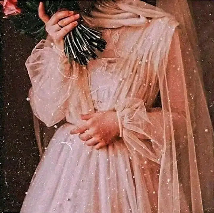 ‏إِن غِبت لَم أَلقَ إِنساناً يُؤَنِّسُني
وَإِن حَضَرت فَكُلُّ الناسِ قَد حَضَروا "))🕊♥️♥️