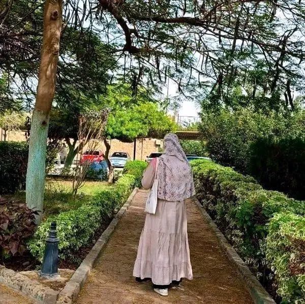 "تقول لي صديقتِي أنني جميلة
تخبرني أمي أنني طيبة 
أمس قابلت غريبًا فقال أن وجهي يحمل قبولًا.

وحقًا يزداد لمعان المرء حين يُشار له على كل جميلٍ بداخله.💚💚✨
حتى أشعر أني فراشةٌ خَفيفة 🦋✨