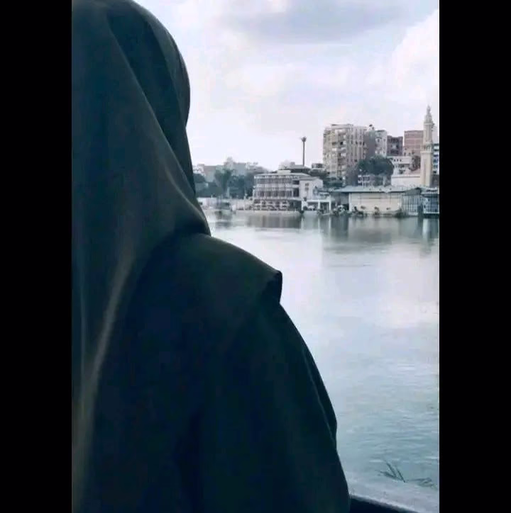 "لقد أردت أن أكون كل شيء،
عدا ذاك الذي يقف بعيدًا
يُحدّق في الأشياء
وهي تفوته♡.
