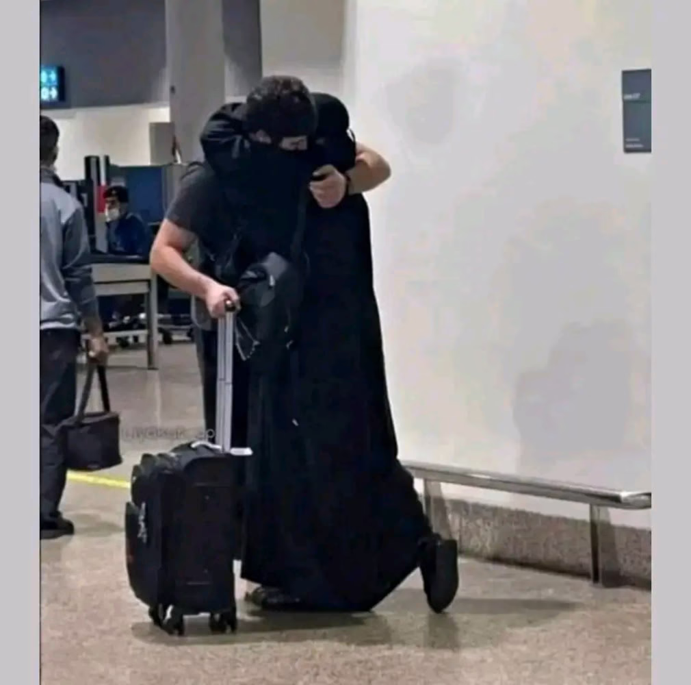 "فهل تُداوي قلبي باللّقا كرمًا 
فما لقلبي دواءٌ غير لُقياك!"🖤