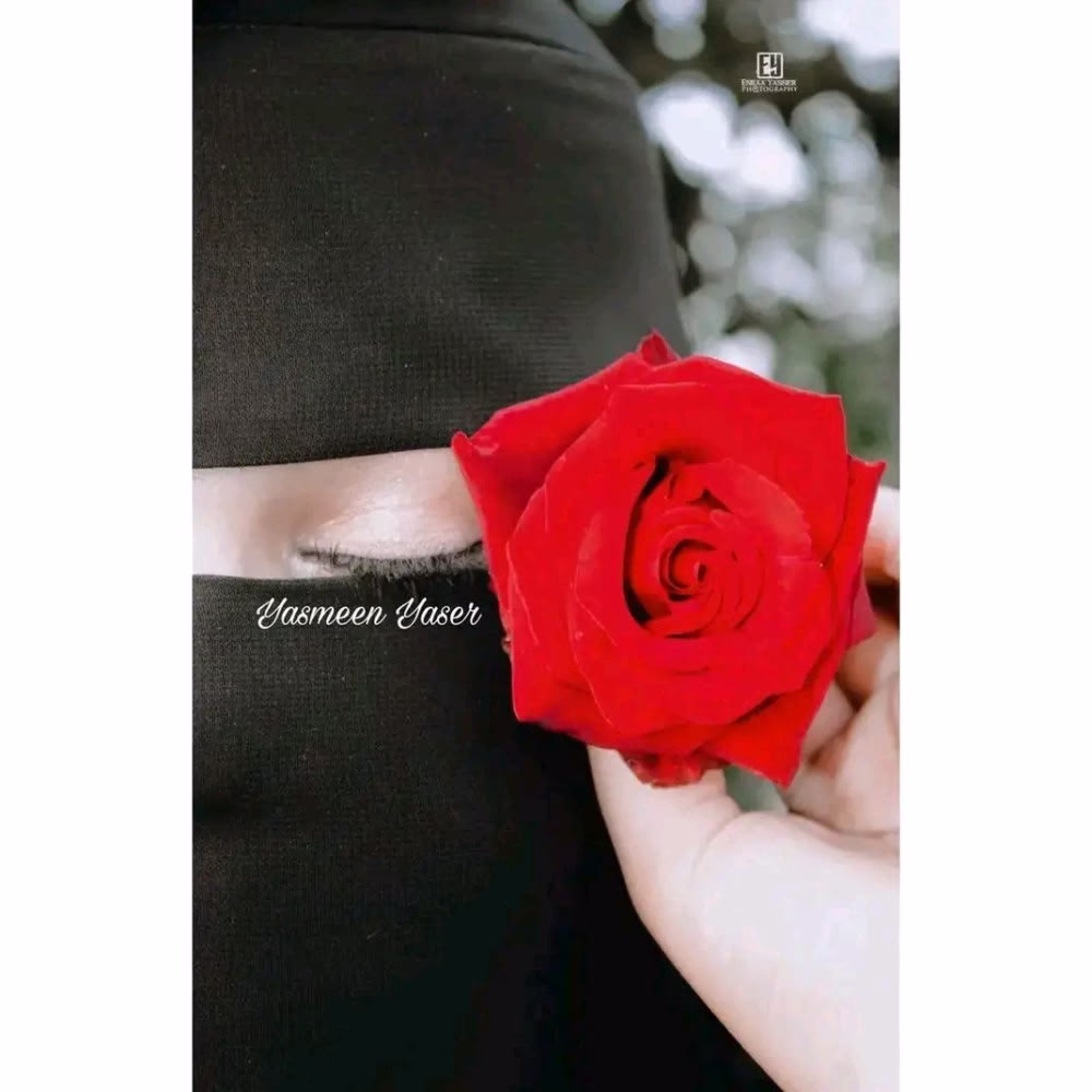 يَميل لها الوردُ،فالورد لموطنهِ يحنُّ🥀