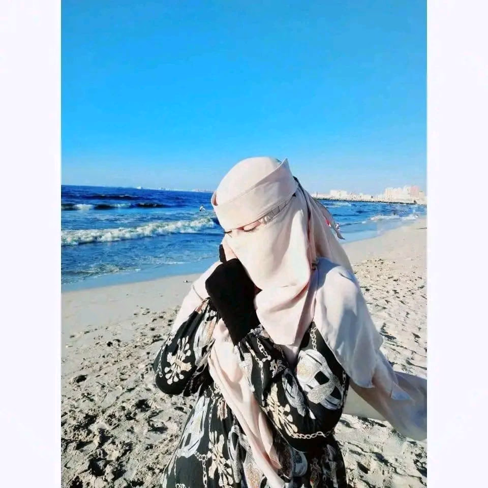كأنكِ فراشَة ، لا تَنتمِين إلا للوَرد.♡
