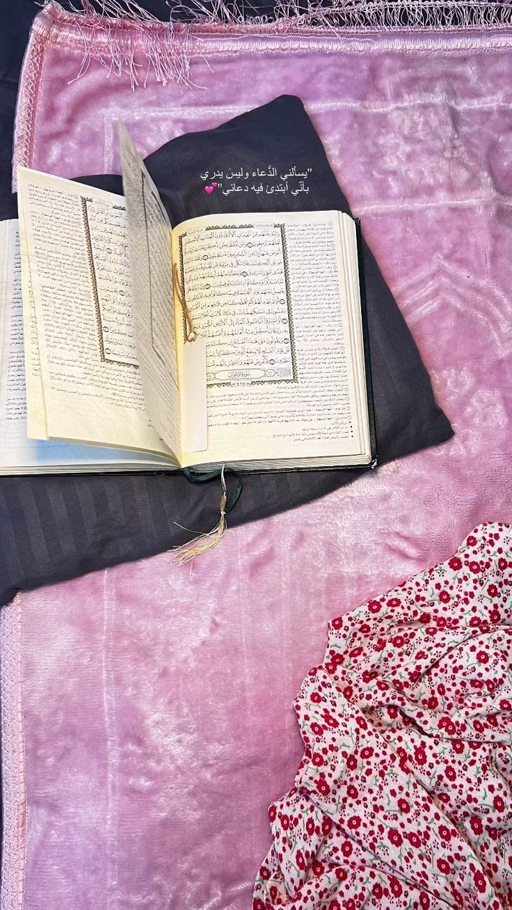 "نُؤمِّلُ باللَّطيفِ ظُنونَ خيرٍ 
ونُوقنُ أنَّ بَعدَ العُسرِ يُسرَا "💜