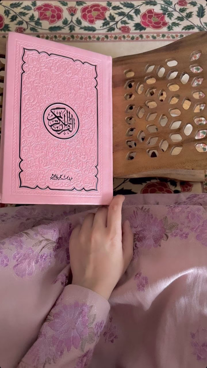 لا تنظر إلى الأوراق التي تغيّر لونها ، وبهتت حروفها، وتاهت سطورها بين الألم والوحشة، سوف تكتشف أن هذه السطور ليست أجمل ما كتبت، وأن هذه الأوراق ليست آخر ما سطر، ويجب أن تفرق بين من وضع سطورك في عينيه، ومن ألقى بها للرياح، فلم تكن هذه السطور مجرد كلام جميل عابر ولكنها مشاعر قلب عاشها حرفاً حرفاً، ونبض إنسان حملها حلماً، واكتوى بنارها ألماً. 
#🍂🖤