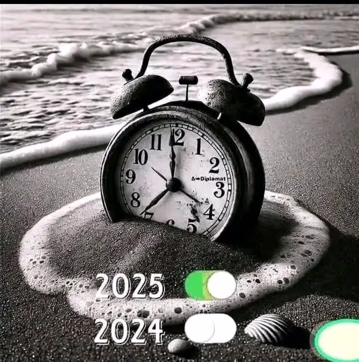 هـا نحـن بين عامين عام أدبـر  وعام أقبـل
اللهمَّ إنا نسألك عفوك عمـا فات
و حُسن تدبيرك لمـا هـو آت
اللهمَّ افتح  علينا في العام الجديد
فتحاً يذهلنا اتساعه
اللّهُــم غيثا من الصَّحة  والعافية والمسرَّات والخيرات 🌿