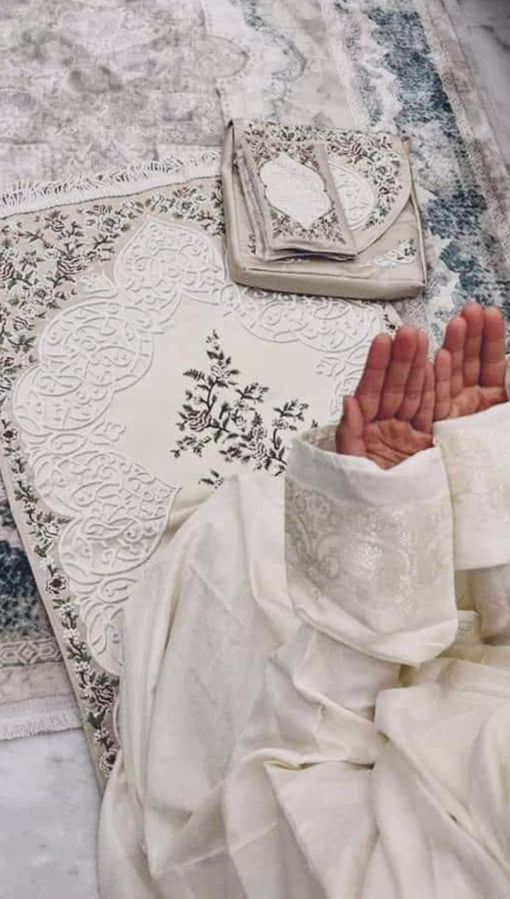 اللهم أنت ربي لا يخفى عليك ما في قلبي، فالله طمأنينة منك، وغنى بك ، يارب أعوذ بك من ضيقة القلب، وشعور لا يُشكى ولا يفهم ، اللهم أرح قلبي بما أنت به أعلم، ولا تجعلني أشكي لمن لا يخشى علي من حزني ، اللهم إني أُفوض دنياي كلها إليك 🤍🤲