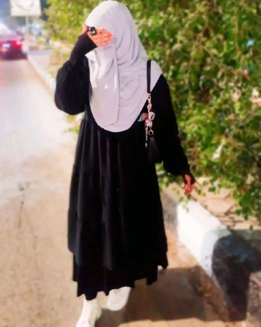 وَحْشَةُ الغُرْبَةِ لَيْسَتْ فِي البُعْدِ عَنْ المَكَانِ، بَلْ فِي البُعْدِ عَنْ الأَرْوَاحِ الَّتِي تُشْعِرُنَا بِالوَطَنِ💔🕊.
