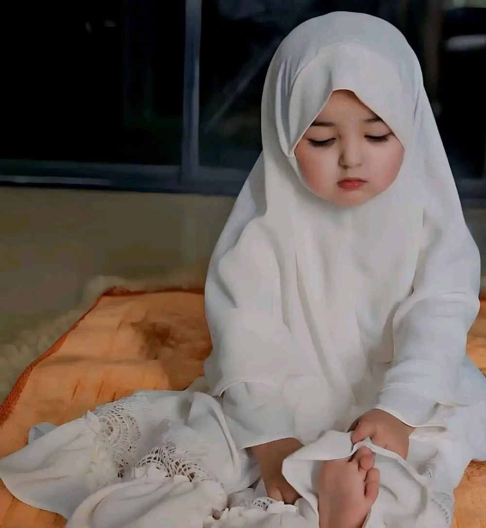 " أَطَلتُ النَّظَرَ بِك، فَأَدرَكتُ أَنَّك نَعِيمِي بِهَذِهِ الحَيَاة." ♥️
- لِمَنْ تُهْدِي هَذِهِ العِبَارَة. ✍️

ツ❥