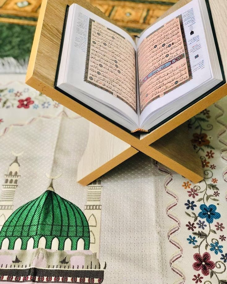 اللَّهُمَّ صَلِّ عَلَى مُحَمَّدٍ وَعَلَى آلِ مُحَمَّدٍ كَمَا صَلَّيْتَ عَلَى إِبْرَاهِيمَ , وَعَلَى آلِ إِبْرَاهِيمَ إِنَّكَ حَمِيدٌ مَجِيدٌ , اللَّهُمَّ بَارِكْ عَلَى مُحَمَّدٍ وَعَلَى آلِ مُحَمَّدٍ كَمَا بَارَكْتَ عَلَى إِبْرَاهِيمَ وَعَلَى آلِ إِبْرَاهِيمَ إِنَّكَ حَمِيدٌ مَجِيدٌ🤍.