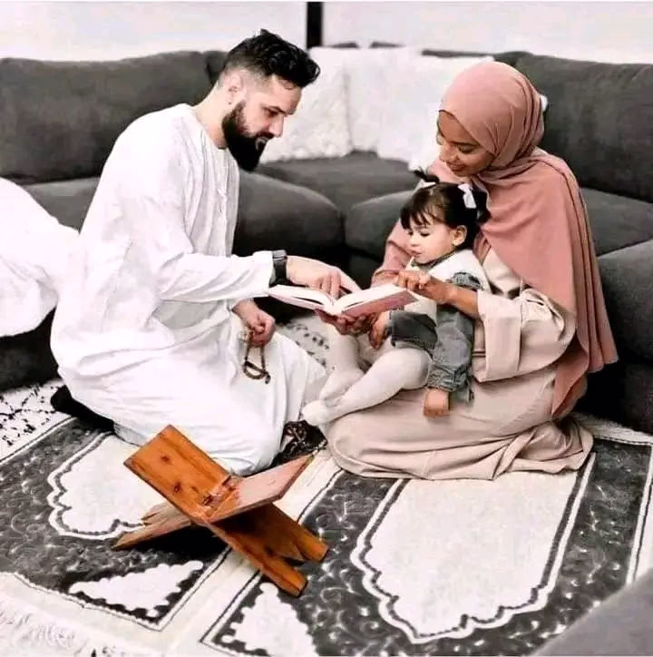 يبيعُ المرء منا عينيه وقلبه لمن يُقدِّره ، ويُشعِره أنه كافيًا .. يبيعُ المرء منا عمره لمن يُطمئنه على نفسه وقلبه ، ويعامله برفق ، دائمًا .. يبيعُ المرء منا عمره لمن يجد معه الأمان والراحة النفسية ، ويتصالح مع أخطائه ، ويتقبل نواقصه .. يبيعُ المرء منا عالمه كله لمن يهوّن عليه صعوبة الحياة ، ومشقّة الطريق ، ولا يكن هو والدنيا عليه🌿