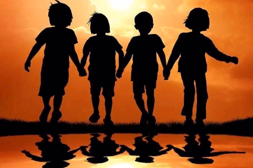 ♡♡

إلى اﻷصدقاء القدامى ....
الذين سرقهم الغياب منا ....
إلى اﻷصدقاء الذين ألهتهم الدنيا عنا 
و فرقتنا عن بعض ....
إلى أصحاب الضحكه الجميله و القلوب الصداقه ....
الى هؤلاء 
كونوا بخير اينما كنتم ...

♡♡