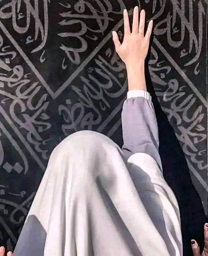 ‏قلبي عليك توكلت نبضاتهُ
ما لي سواك و لا أريد سواكَ
وتمر ساعاتي ويخنقني الأسى
وأعيذ قلبي أن يرى إلّاكَ
لأكتمنّ حوائجي يا خالقي
عن غير بابك فالعطاء عطاكَ
فإذا كشفت الكربَ أجهش خافقي
لأسبحنّك دون أن أنساكَ
فلتكفني شر الظروف وحزنها
وارحم فؤادًا من أساه دعاكَ..『ツ』☆‏♥︎❥
