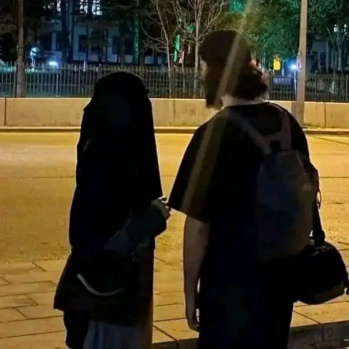 رَفيقٌ تُصبِح كُل الأشياء بِجوارهِ آمِنة مُطمئِنة، حتى قلبِي..!🖤💍『ツ』❥