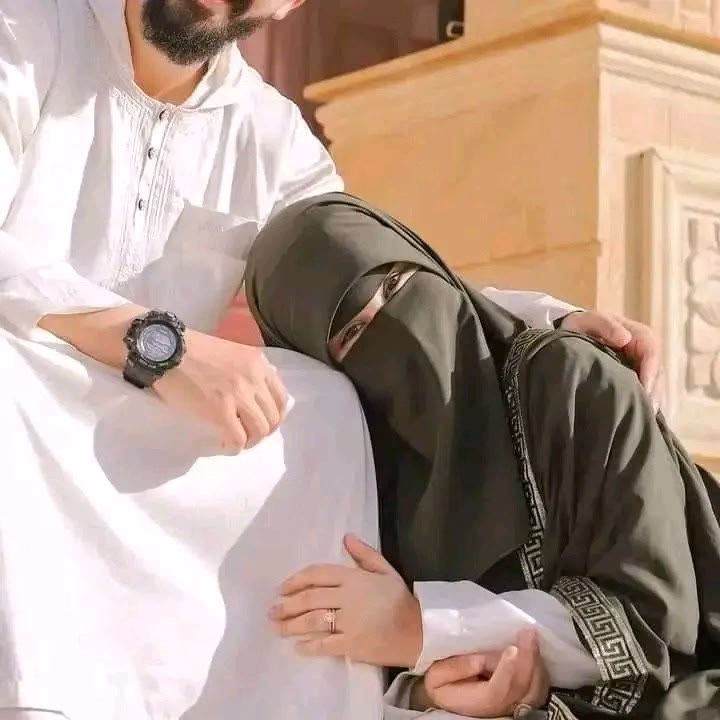 لكننىِ أُريدُ رجُلاً مختلفاً .. 
رجلٌُ يترك ُكُل ضجيج العالمْ .. وَ
 يتبعنيِ  دٌونَ أسئلةَ  .. وَ تعقيدات .. وَ 
بحالِ  سفرهِ  يُرسلْ ليِ  عشرات الرسائلْ. ..  فقط .. 
 ليطمئِن عليِّ .. يُهاتفنى عشرات المرات  ..  وَ
  بعزِ إنشغالهِ  وبينَ  أصدقائهِ  وَ عائلتهِ .. فقط.  
رجلاً يحُب شكليِ مهمَُآ كاَن سيئاً  وَ .. شاحِباً
 يكتبُنيِ  بمُفكرتهِ وَ .. يرتكن إليَّ من بُؤسِ العالمْ
 أريدُهُ أن ..  يقعُ فى حُبيِ ليلَ نهار ..  لا
 يضجر .. مغمُور  شغف اتجاهيِ وَ في كلِ وقتٍ
 يشاركنيِ حُلمُه ..   رُغمَ سُوء الكون ..
مُغرّمْ ..  منتشيِ رغمَ .. الحربْ  وَ. الخرابْ  ... 🖤『ツ』☆‏♥︎❥