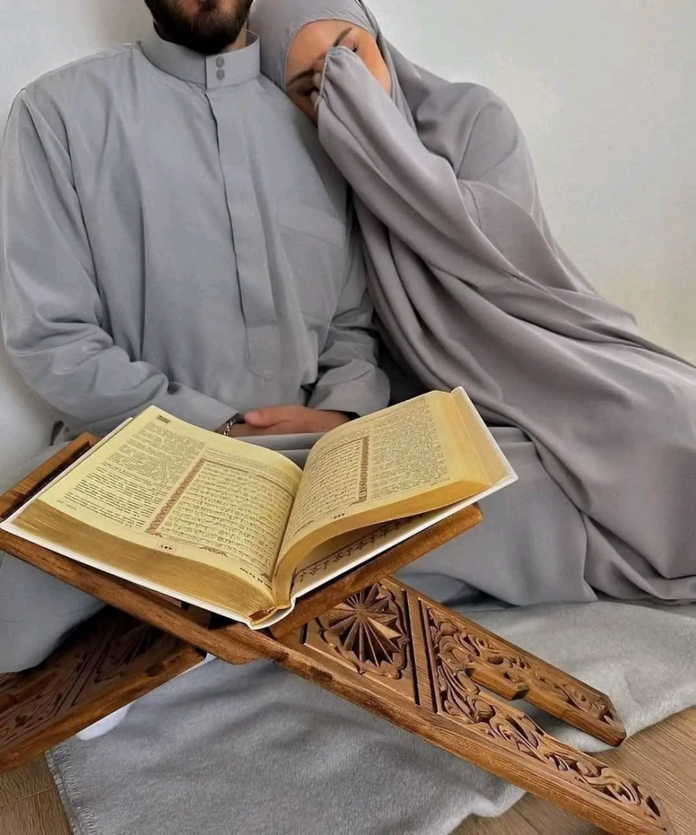ان يكون صوته عذباً فى تلاوة القرآن..كلما ضاقت بي الدنيا روى ظمأ قلبى بتلاوة عطرة 🥺🥹