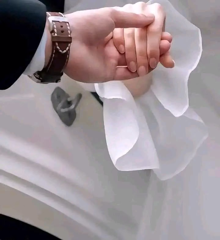 مَهرها ألا تُطفئها ، ألا تُحزنها ، ألا تضعها في مقارنة مع غيرها ، مهرها أن تستثنيها دائمًا ♥️🦋.