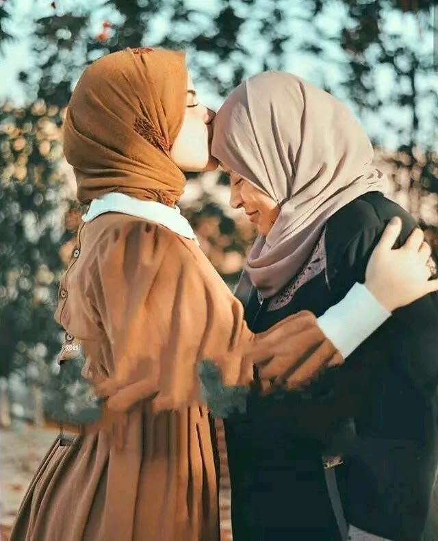 #الأم هي استقامة الظهر
هي المُتكئ ، هي القوة وهي كل شيء‌ 
  لأمــي... 
هي ليست كأي أحد إنما عظيمة بداخلي... 
حبيبتي، ثم صديقتي ، ثم تؤأم روحي ، ثم وطني ، ثم الحياة.... 
 . حسّها في الحياة يكفي عن ألف شعُور اللهم  ابعد عنها كـل شـيء... 
يرهقـهها ، يتعبـهها، يضعفـهها ، يـؤذيـهها لیس لدی كلام عن الام لانه لا یمگن وصف قطعه من الجنة....
" كل القلوب يغيرها الوقت، إلا قلب الأم جنة دائمه ، اللهُم أمي ". 
الله يرزقني برك يا أمي الحبيبه 
اميرتهم_قاهريتهم♥️♥️