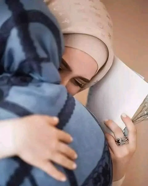 الام سند واعظم سند❤️.

‏ويسألونك عن الأم امي🫂
 هي: حسّها في الحياه يكفي عن ألف شعُور
  اللهم السـلام لقلبـهها من كـل شـيء❤️
♡🥀يرهقـهها ، 🌱
♡🥀 يتعبـهها،🌱
♡🥀 يضعفـهها ،🌱
♡🥀 يـؤذيـهها🌱
 لیس لدی كلام عن الام لانه لا یمگن وصف قطعه من الجنة 
🌾❤ أمي الغاليه ربي يحفظك ليا ومايحرمني منك🌾❤️.