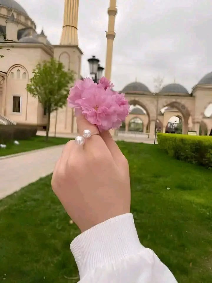 "وَقَدْ تُؤْذِّيكَ أَجْمَلُ صِفَاتِكَ أَحْيَانا." 🤍💔