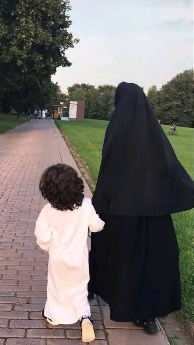 أمي♥️🫀
- ويسألونك عن الأم قُل حُب لن يختذل وحياةً بلا علل وجمالٌ أبلغ من عبارات الغزل❤
..اللهم بيت لا يخلو من صوتها 🤍🤍🤲
اللهم السلام لقلبها من كل شيء يرهقها يتعبها ، يضعفها ،
يؤذيها "
‏و تبقى الأم هي الخير هي الكل 
 أمي أولًا وثانيًا وثالثاً وعاشرًا وأخيرًا
 🤍دُمتى لنا شيئاً جميلاً لا ينتهي ولا يغيب 
أمي 🌟من منحتنا حياتهـا ، و وهبتنـا ابتسامتها وﻟﻢ تبخل عليَّنا بحنيتها وﻻ بعطفهـا
سألونى عن أمـي فقلت ليس لـدي كلام حب لكنني أحبها ليس لدي كلمات عن الام لانه لا يمكنني وصف قطعه من  قَلبـي💜『ツ』♥︎❥