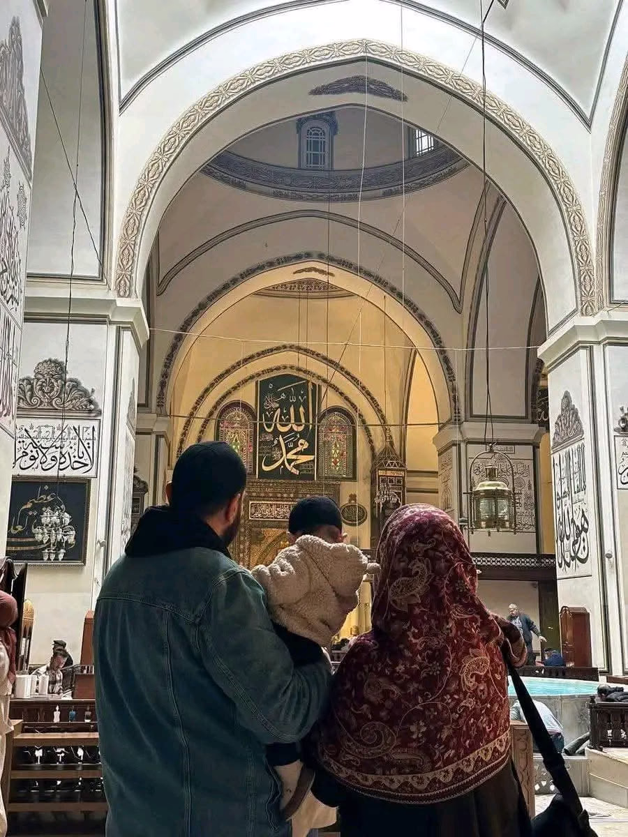 والله لا نريدُ أكثرَ من ذلك ‏ أن تُقر أعيُننا بأزواجٍ وبيوتٍ وذريةٍ صالحةٍ يُحبها اللّٰه ورسولِه، ورفيقٍ صالح، نأمنُ معهُ على الدين والدُّنيا معًا..

‏آمين يا رب.":))