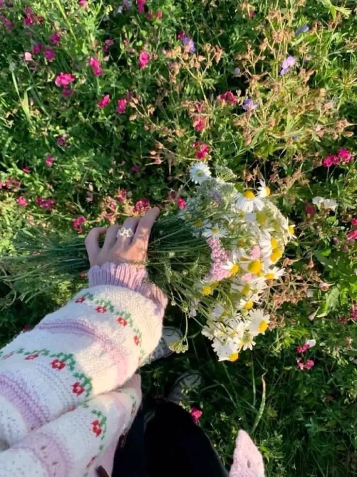 أحبُ مجالسة
 من يربطون
كل شيءٍ باللّٰه...🩷

 ⋆ ❀ ℰ ❀ ⋆
