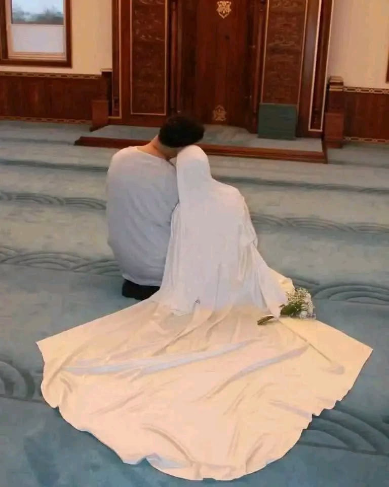 أبشر♥💍
‏"سيأتي شخص يُحبك كما أنت، يهديك الأمان الذي تفتقده، يعاملك كما يستحق قلبك تمامًا."♥️💍