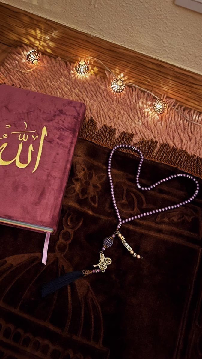 -
القرآنُ يُربِّى صَاحبَه دونَ أن يَشعُر فيقِلُّ مزاحُه ، وتظهر الفَصاحَةُ فى حَديثِه ، ويَخلو حَديثُه من الألفَاظِ التى لا تَليق ، وَيترُك مجالسَ اللَّغو وأمورًا كان يَفعَلها ؛ لشيءٍ أَضاءَ فى قَلبِه💜.